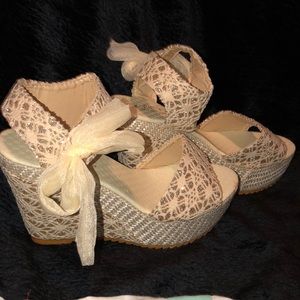 Adorable women’s wedges new
